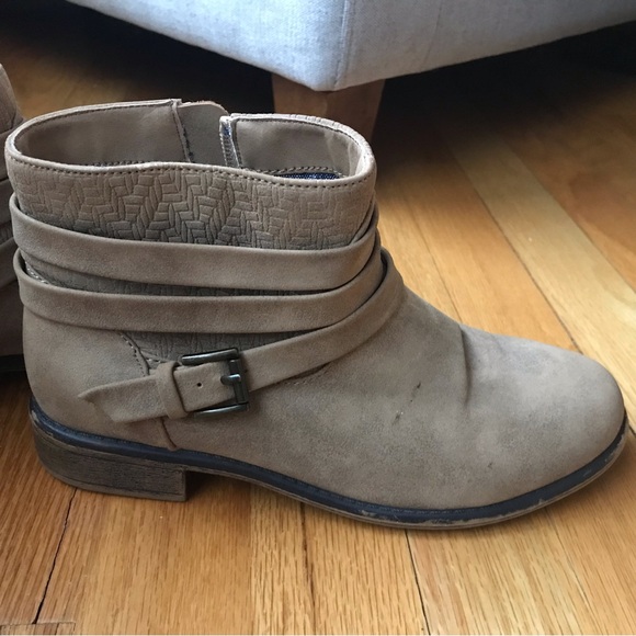 Roxy size 6 “Alamo” women’s short bootie in light tan, one inch heel 1” in VGUC - Picture 3 of 13